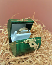 Load image into Gallery viewer, Vintage ring box green