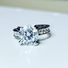 Lataa kuva Galleria-katseluun, Kastesormus kirkkaalla kivellä, hopea