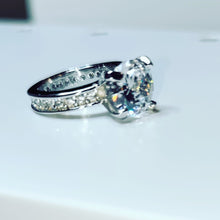 Lataa kuva Galleria-katseluun, Kastesormus kirkkaalla kivellä, hopea