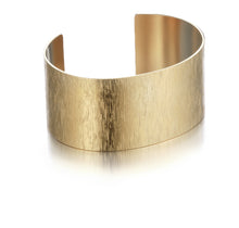 Lataa kuva Galleria-katseluun, Maininki rannekoru kullattua hopeaa, Lumoava leveä kultainen rannerengas