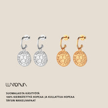 Lataa kuva Galleria-katseluun, Lumoava Penny korvakorut, keltakullattu hopea kolikko korvakorut