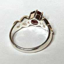 Load image into Gallery viewer, Hopeasormus punaisella kivellä 15,5, second hand