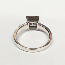 Lataa kuva Galleria-katseluun, Hopeasormus 17,5 zirkonilla