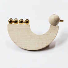 Lataa kuva Galleria-katseluun, Aarikka Helmilintu rintaneula, puu/metalli, second hand