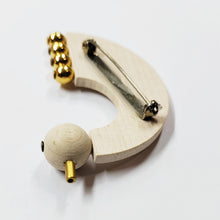 Lataa kuva Galleria-katseluun, Aarikka Helmilintu rintaneula, puu/metalli, second hand