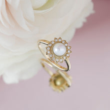 Lataa kuva Galleria-katseluun, Kohinoor Swan 0,08ct H/Vs timanttisormus helmellä 14k keltakulta