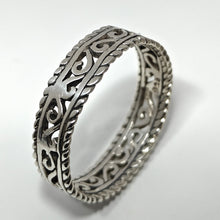 Load image into Gallery viewer, Filigraani hopeasormus 22, second hand