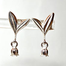 Load image into Gallery viewer, Kalevala Kielo korvakorut, hopea, second hand käytetty kalevala koru pidetty