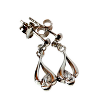 Load image into Gallery viewer, Hopeiset korvakorut kirkkailla kivillä, second hand, käytetty, pidetty