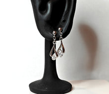 Load image into Gallery viewer, Hopeiset korvakorut kirkkailla kivillä, second hand, käytetty, pidetty