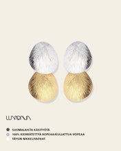 Load image into Gallery viewer, Lumoava Lily korvakorut, hopeiset näyttävät kaksivärinen korvakoru suomalainen design kotimaiset hopeakorut hopeinen kuu