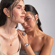 Load image into Gallery viewer, Lumoava Lily sormus, kullattu hopea