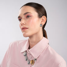 Lataa kuva Galleria-katseluun, Lumoava Lily kaulakoru, hopea näyttävä kaksivärinen kaulakoru, juhlakaulakoru, kotimainen design suomalainen korumuotoilu, hopeinen kuu