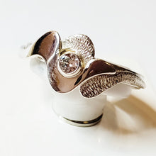 Lataa kuva Galleria-katseluun, Hopeasormus kirkkaalla kivellä, koko 18+, second hand