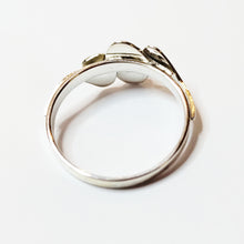 Lataa kuva Galleria-katseluun, Hopeasormus kirkkaalla kivellä, koko 18+, second hand