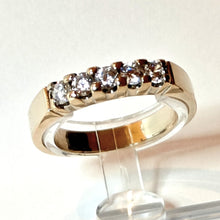 Lataa kuva Galleria-katseluun, Kotimainen kultasormus näyttävillä zirkoneilla 19,5, second hand käytetty kultasormus vihkisormus timanttisormus viisikivinen sormus