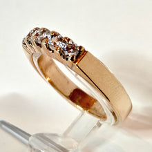 Lataa kuva Galleria-katseluun, Kotimainen kultasormus näyttävillä zirkoneilla 19,5, second hand käytetty kultasormus vihkisormus timanttisormus viisikivinen sormus