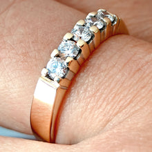 Lataa kuva Galleria-katseluun, Kotimainen kultasormus näyttävillä zirkoneilla 19,5, second hand käytetty kultasormus vihkisormus timanttisormus viisikivinen sormus