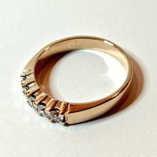 Lataa kuva Galleria-katseluun, Kotimainen kultasormus näyttävillä zirkoneilla 19,5, second hand käytetty kultasormus vihkisormus timanttisormus viisikivinen sormus