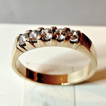 Lataa kuva Galleria-katseluun, Kotimainen kultasormus näyttävillä zirkoneilla 19,5, second hand käytetty kultasormus vihkisormus timanttisormus viisikivinen sormus