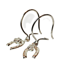 Load image into Gallery viewer, Kotimaiset hevosenkenkä korvakorut zirkonilla