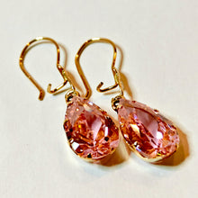 Lataa kuva Galleria-katseluun, Kultaiset korvakorut isolla pinkillä kivellä