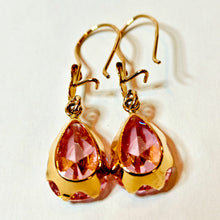 Lataa kuva Galleria-katseluun, Kultaiset korvakorut isolla pinkillä kivellä