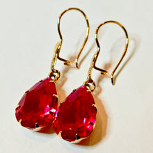 Lataa kuva Galleria-katseluun, Kultaiset korvakorut isolla punaisella kivellä