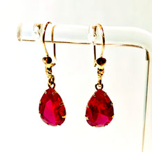 Lataa kuva Galleria-katseluun, Kultaiset korvakorut isolla punaisella kivellä