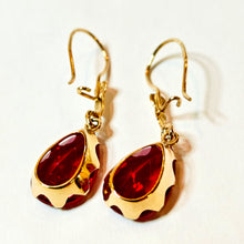 Lataa kuva Galleria-katseluun, Kultaiset korvakorut isolla punaisella kivellä