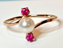 Load image into Gallery viewer, Kultainen helmisormus punaisilla kivillä 17-, second hand