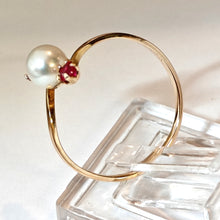 Load image into Gallery viewer, Kultainen helmisormus punaisilla kivillä 17-, second hand