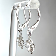 Lataa kuva Galleria-katseluun, Säihkyvät korvakorut saranalukolla, hopea