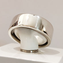 Load image into Gallery viewer, Leveä flakkamallin hopeasormus 7mm koko 17,5, second hand