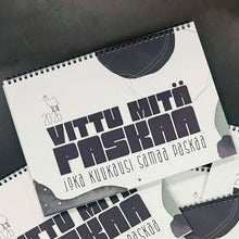 Lataa kuva Galleria-katseluun, 2026 seinäkalenteri, joka kuukausi samaa paskaa