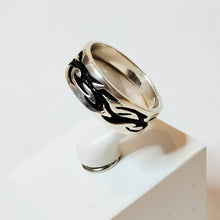 Load image into Gallery viewer, Silver ring 17, second hand