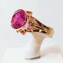 Load image into Gallery viewer, Vintage kultasormus isolla pinkillä kivellä, koko 17,5, Second hand
