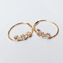 Lataa kuva Galleria-katseluun, 14k kultaiset korvarenkaat 13mm zirkoneilla Second hand käytetyt korut vintage 
