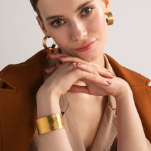 Lataa kuva Galleria-katseluun, Maininki rannekoru hopea, Lumoava leveä hopeinen rannerengas
