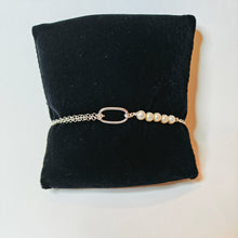 Lataa kuva Galleria-katseluun, Hopeinen rannekoru synteettisillä helmillä 17+3cm
