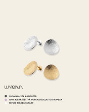 Lataa kuva Galleria-katseluun, Lumoava Lily tappikorvakorut, hopea suomalainen minimalistinen design kotimainen korumuotoilu hopeinen kuu
