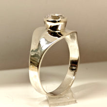 Load image into Gallery viewer, Hopeasormus kirkkaalla kivellä koko 18,5, hopea, second hand

