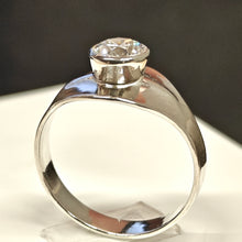 Load image into Gallery viewer, Hopeasormus kirkkaalla kivellä koko 18,5, hopea, second hand
