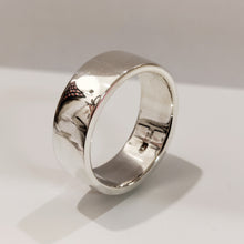 Lataa kuva Galleria-katseluun, Leveä flakkamallin hopeasormus 7mm koko 17,5, second hand
