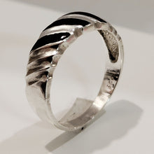 Lataa kuva Galleria-katseluun, Onyks hopeasormus koko 17, second hand
