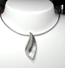 Lataa kuva Galleria-katseluun, Lumoava Valkea kaulakoru 42cm hopea, second hand
