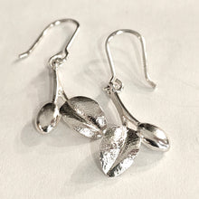 Lataa kuva Galleria-katseluun, Lumoava Varpu korvakorut hopea, second hand
