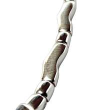 Load image into Gallery viewer, Hopeinen rannekoru 18cm, second hand
