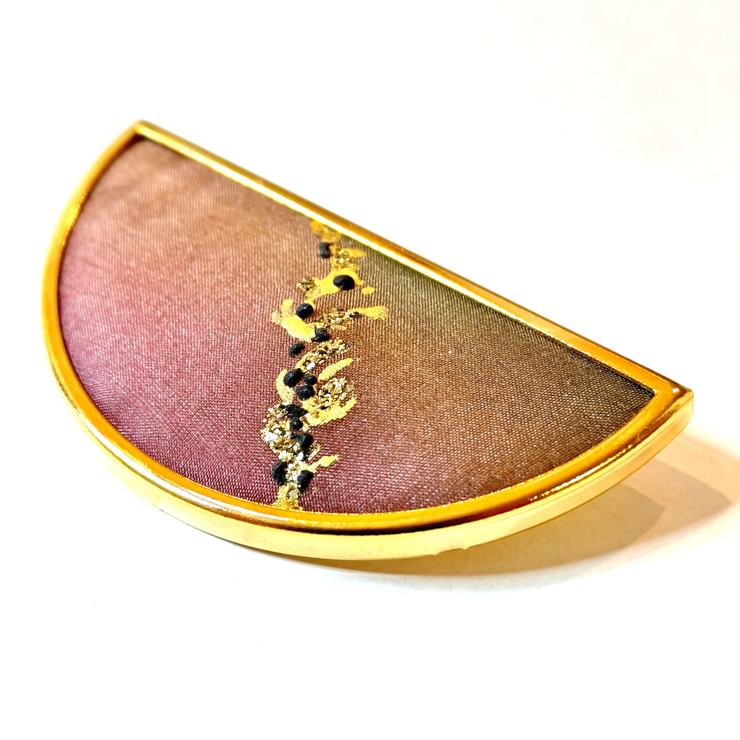 Kotimainen käsinmaalattu rintakoru 60x30mm, silkki/metalli, second hand