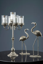 Lataa kuva Galleria-katseluun, Näyttävä metallinen 5-haarainen kynttelikkö 73cm antiikkihopea
